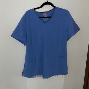 Scrub top, pockets, woman’s